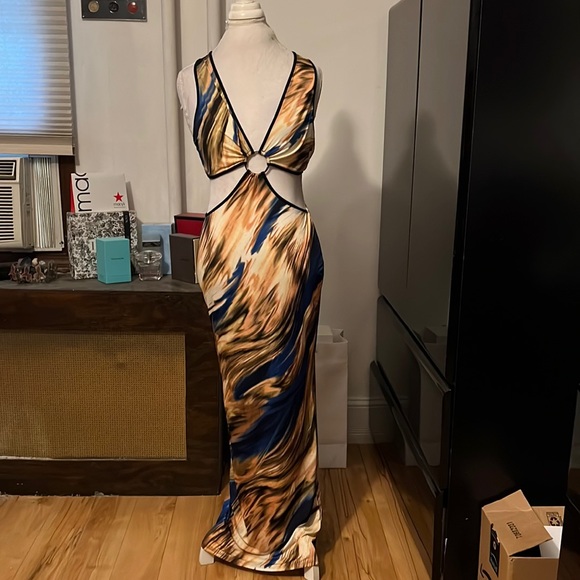 Fashion Nova blue and browns swirly maxi dress with back slit & stomach cut out - Picture 3 of 7